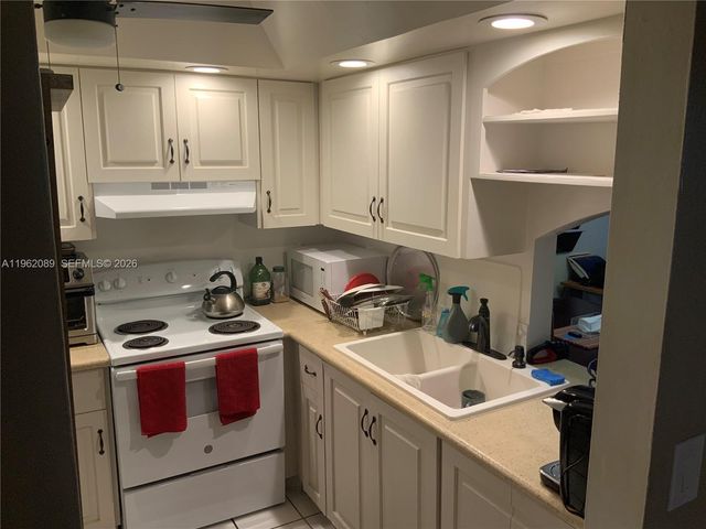 469 N Pine Island Rd B305, Plantation, FL 33324