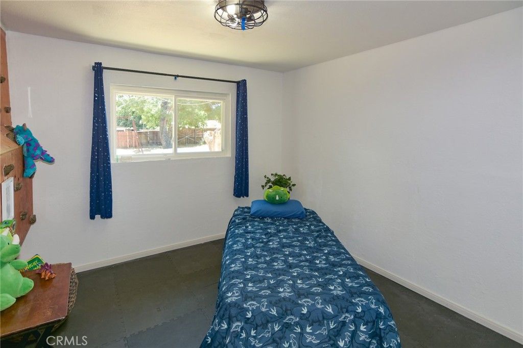 Image 15 of property listing at 10415 Redwood Avenue, Hesperia, CA 92345