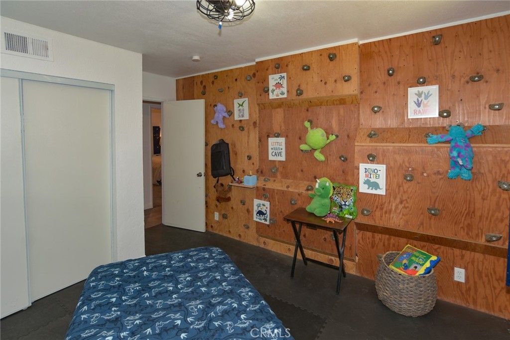 Image 16 of property listing at 10415 Redwood Avenue, Hesperia, CA 92345