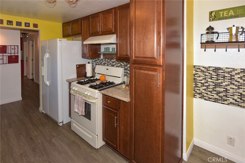 Image 2 of property listing at 10415 Redwood Avenue, Hesperia, CA 92345