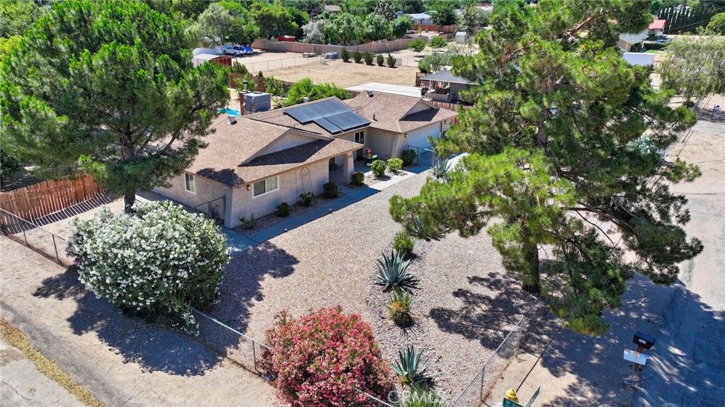 Image 3 of property listing at 10415 Redwood Avenue, Hesperia, CA 92345