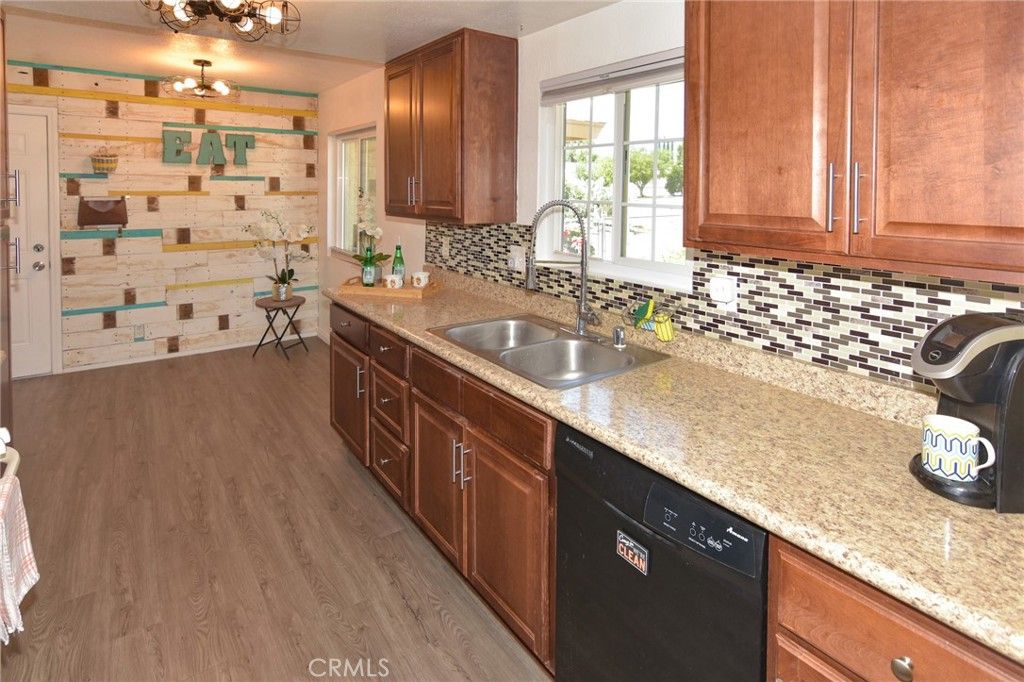 Image 5 of property listing at 10415 Redwood Avenue, Hesperia, CA 92345