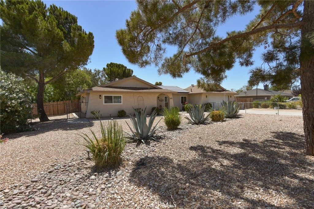 Image 6 of property listing at 10415 Redwood Avenue, Hesperia, CA 92345