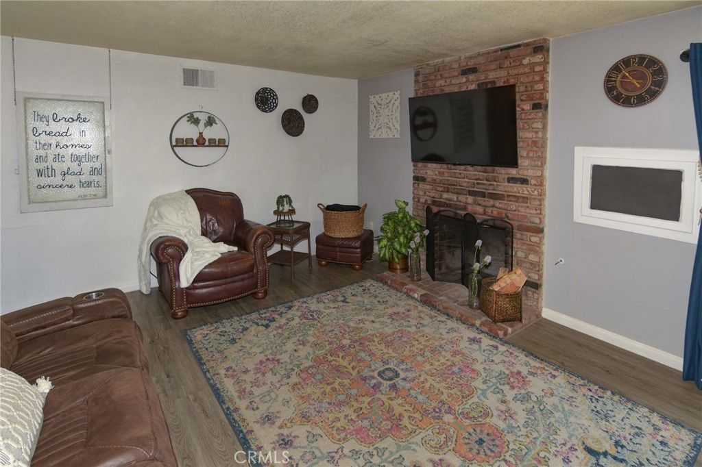 Image 9 of property listing at 10415 Redwood Avenue, Hesperia, CA 92345