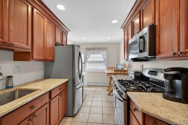 1 Church Lane N, Valley Cottage, NY 10989