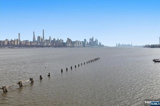 214 The Promenade 214, Edgewater, NJ 07020