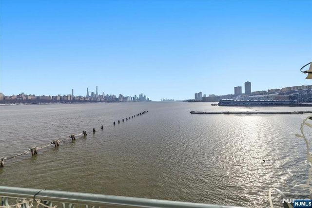 214 The Promenade 214, Edgewater, NJ 07020