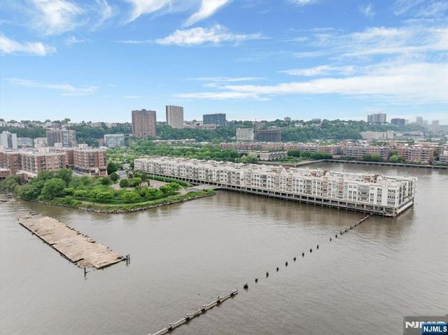 214 The Promenade 214, Edgewater, NJ 07020