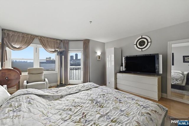 214 The Promenade 214, Edgewater, NJ 07020