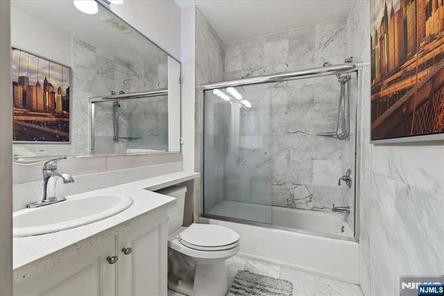 214 The Promenade 214, Edgewater, NJ 07020