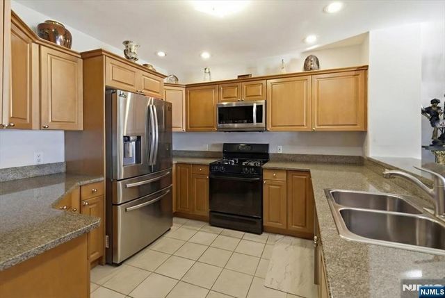 214 The Promenade 214, Edgewater, NJ 07020