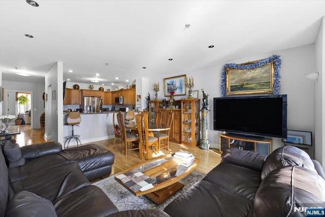 214 The Promenade 214, Edgewater, NJ 07020