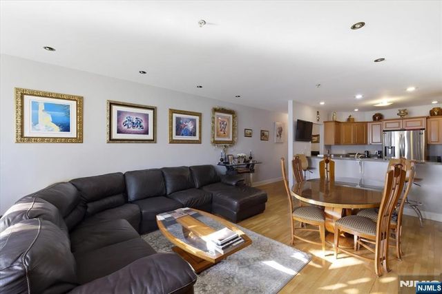 214 The Promenade 214, Edgewater, NJ 07020