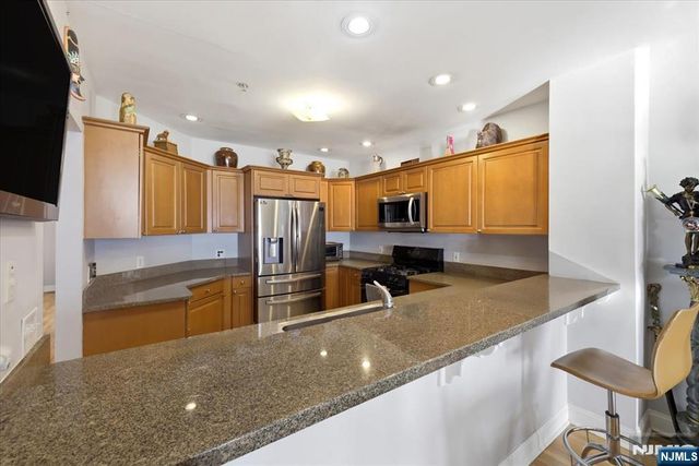214 The Promenade 214, Edgewater, NJ 07020