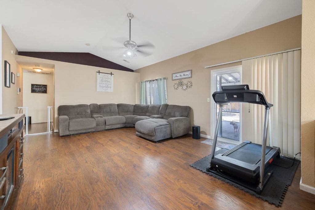 Image 10 of property listing at 517 Tucker Avenue, Sanger, CA 93657