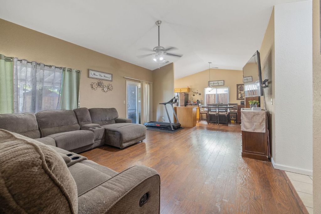 Image 12 of property listing at 517 Tucker Avenue, Sanger, CA 93657