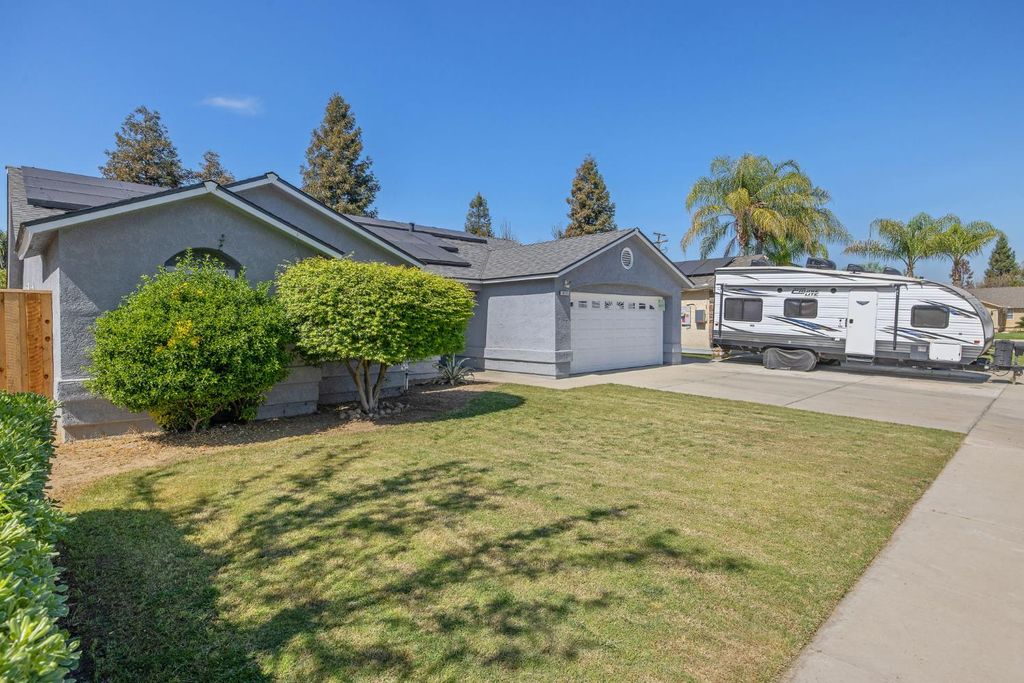 Image 3 of property listing at 517 Tucker Avenue, Sanger, CA 93657