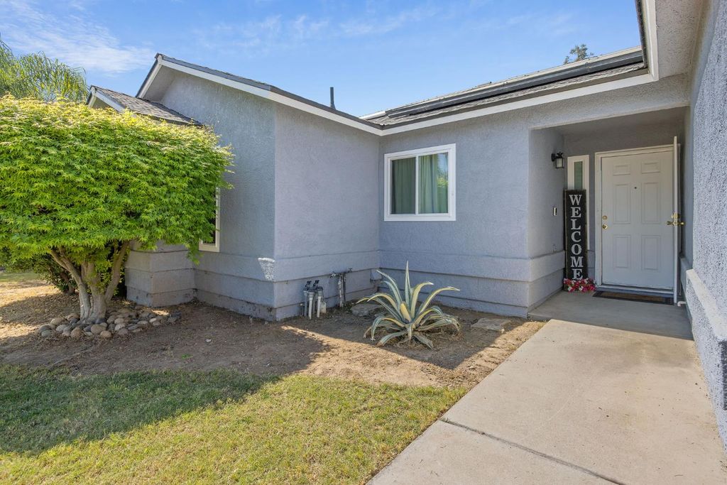 Image 4 of property listing at 517 Tucker Avenue, Sanger, CA 93657