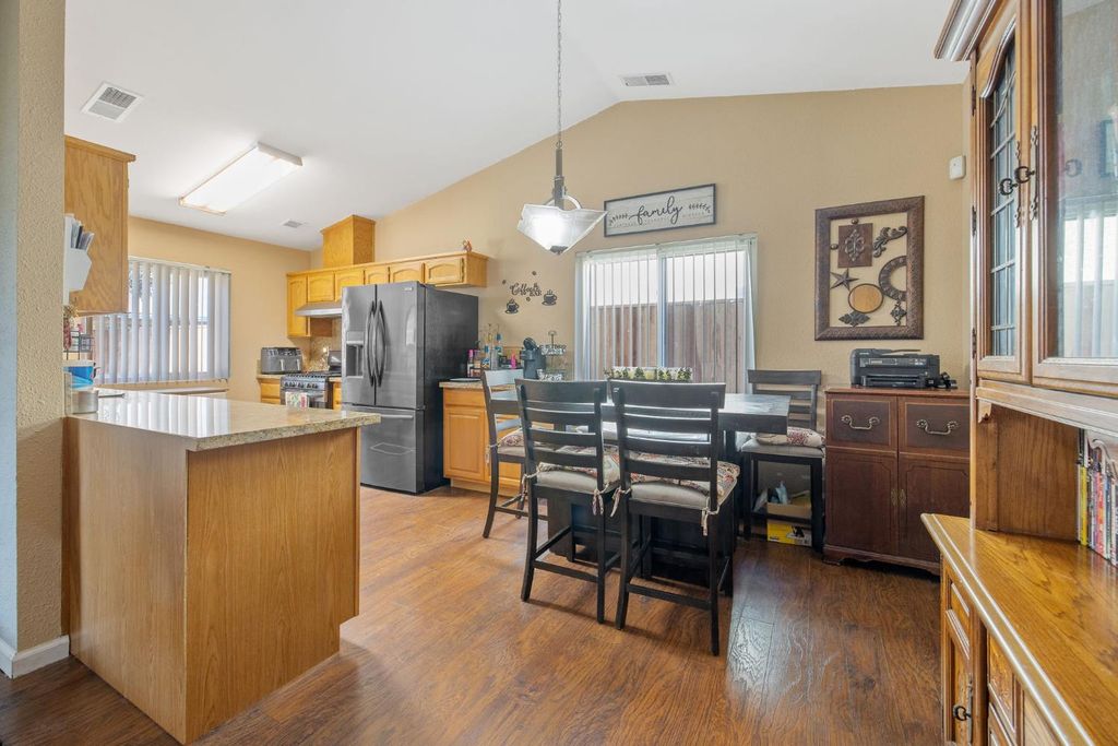 Image 5 of property listing at 517 Tucker Avenue, Sanger, CA 93657