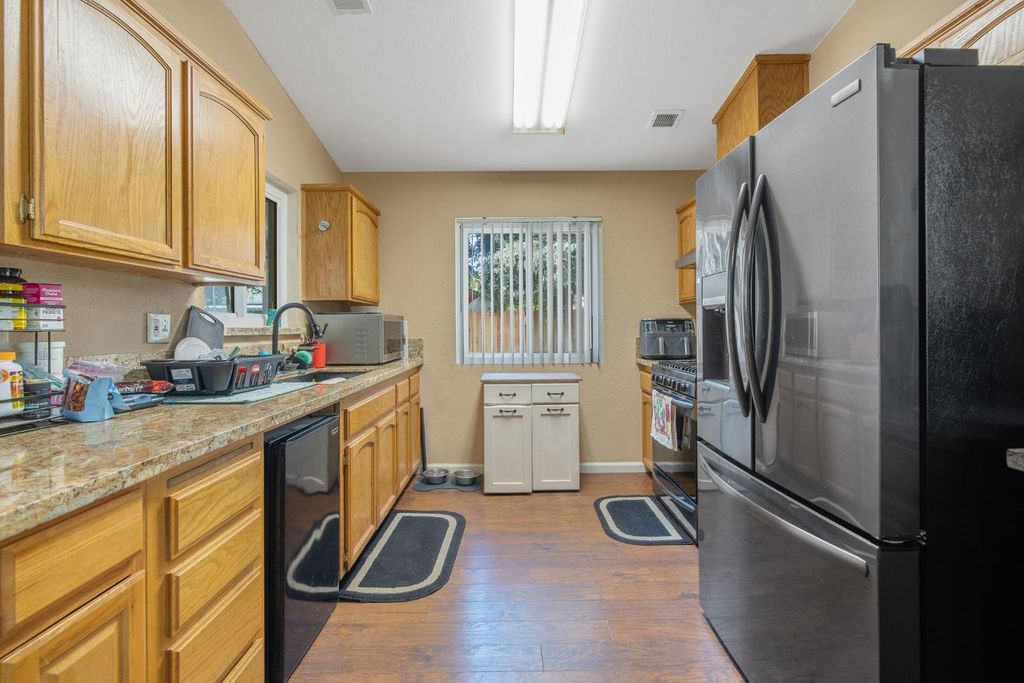 Image 8 of property listing at 517 Tucker Avenue, Sanger, CA 93657