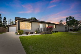 407 BONNIEBROOK Avenue, Mundelein, IL 60060