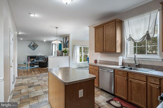 6 TWISTING LN, Sicklerville, NJ 08081