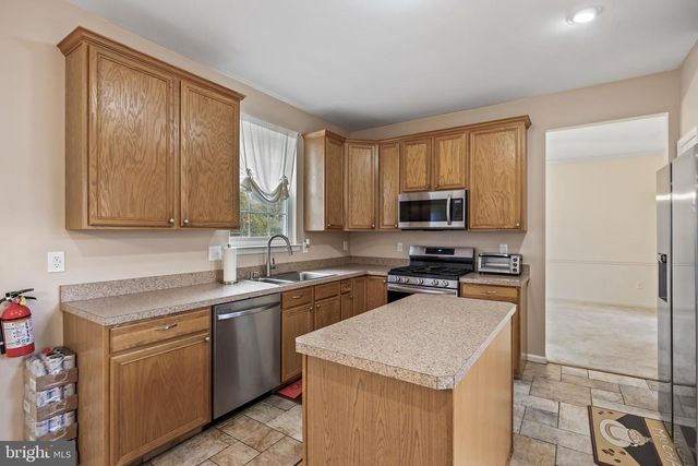 6 TWISTING LN, Sicklerville, NJ 08081