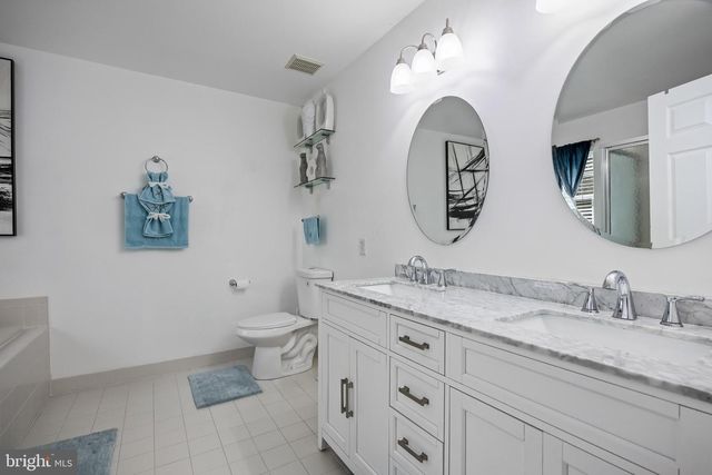 6 TWISTING LN, Sicklerville, NJ 08081