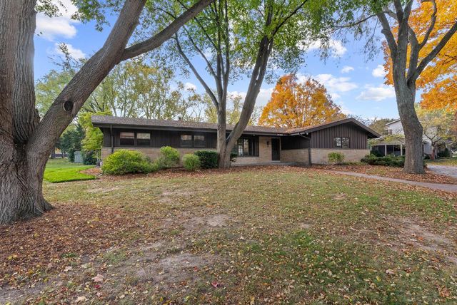 N55W15827 Lavender Lilac LANE, Menomonee Falls, WI 53051