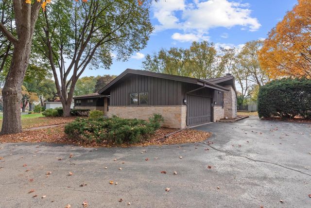 N55W15827 Lavender Lilac LANE, Menomonee Falls, WI 53051