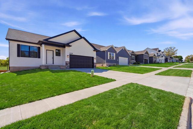 3329 Lincolnshire Road, Waterloo, IA 50701