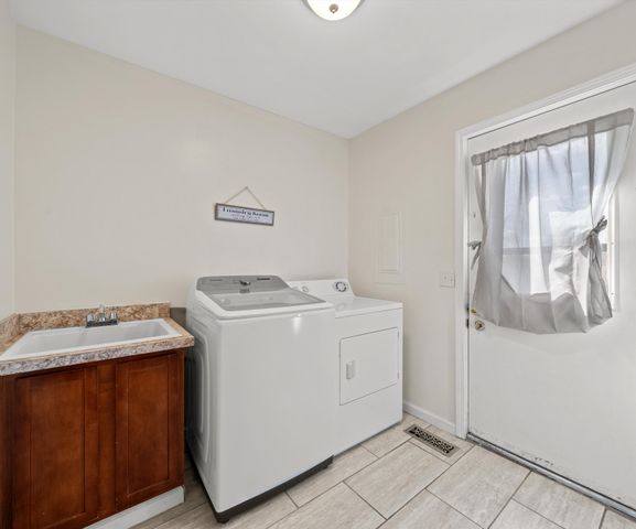 680 Leveque Circle, Frenchtown Twp, MI 48117