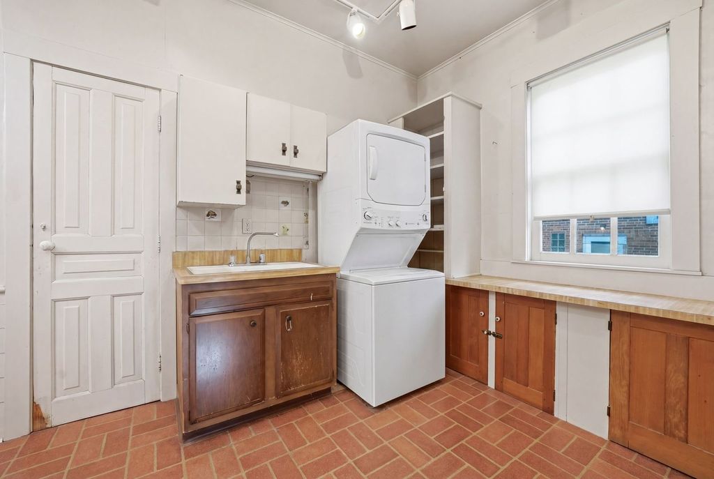 Image 11 of property listing at 305 Somonauk Street, Sycamore, IL 60178