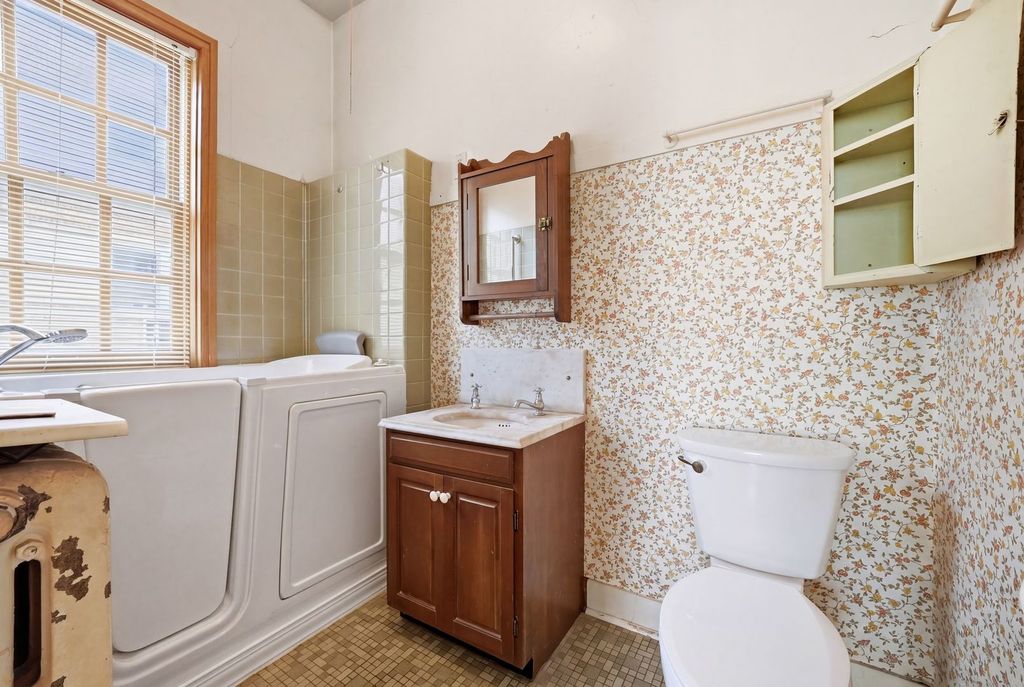 Image 14 of property listing at 305 Somonauk Street, Sycamore, IL 60178