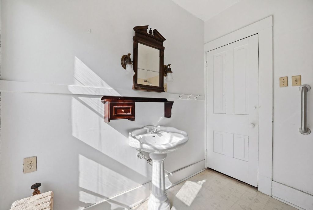 Image 34 of property listing at 305 Somonauk Street, Sycamore, IL 60178