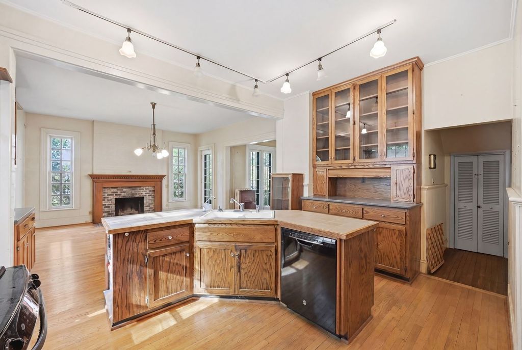 Image 7 of property listing at 305 Somonauk Street, Sycamore, IL 60178