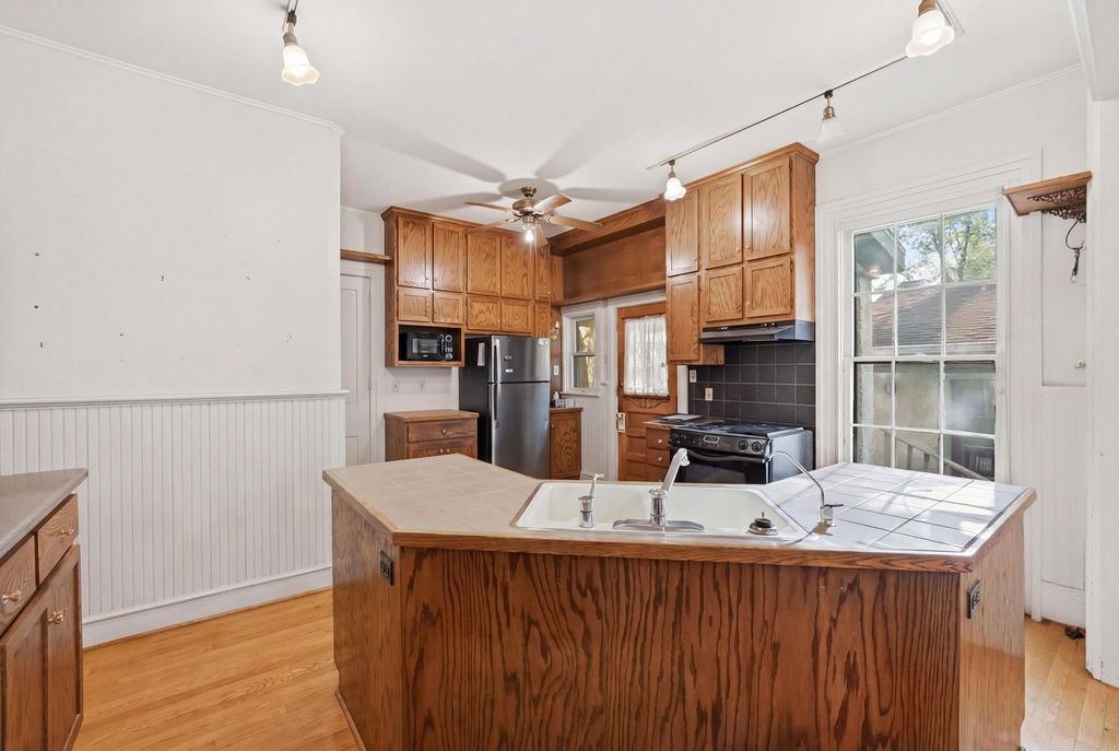 Image 8 of property listing at 305 Somonauk Street, Sycamore, IL 60178