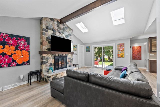 N93W5903 Essex COURT, Cedarburg, WI 53012