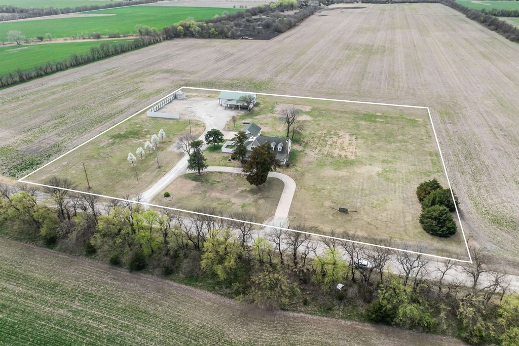 5645 172nd Rd, Winfield, KS 67156