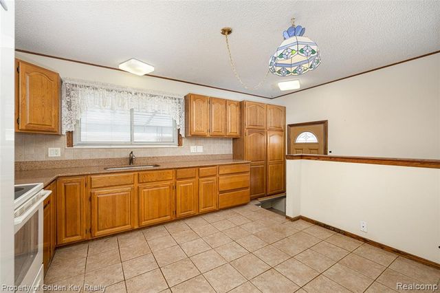 6951 Apache Trail, Westland, MI 48185