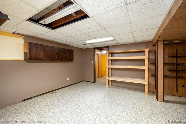 6951 Apache Trail, Westland, MI 48185