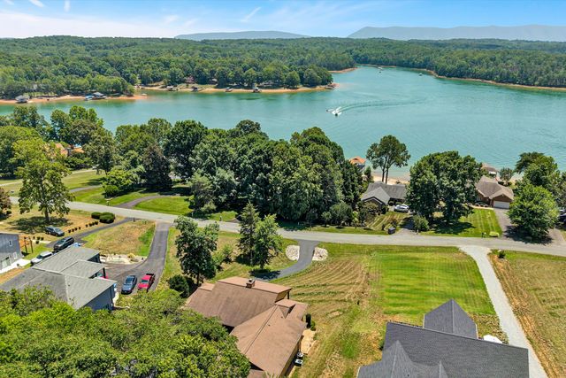 209 Park Shores CIR, Moneta, VA 24121