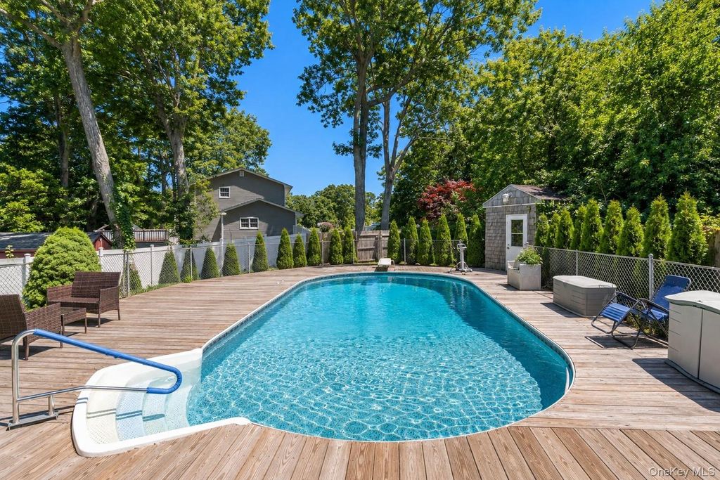 5 Leon Court, Centereach, NY 11720 — photo 2
