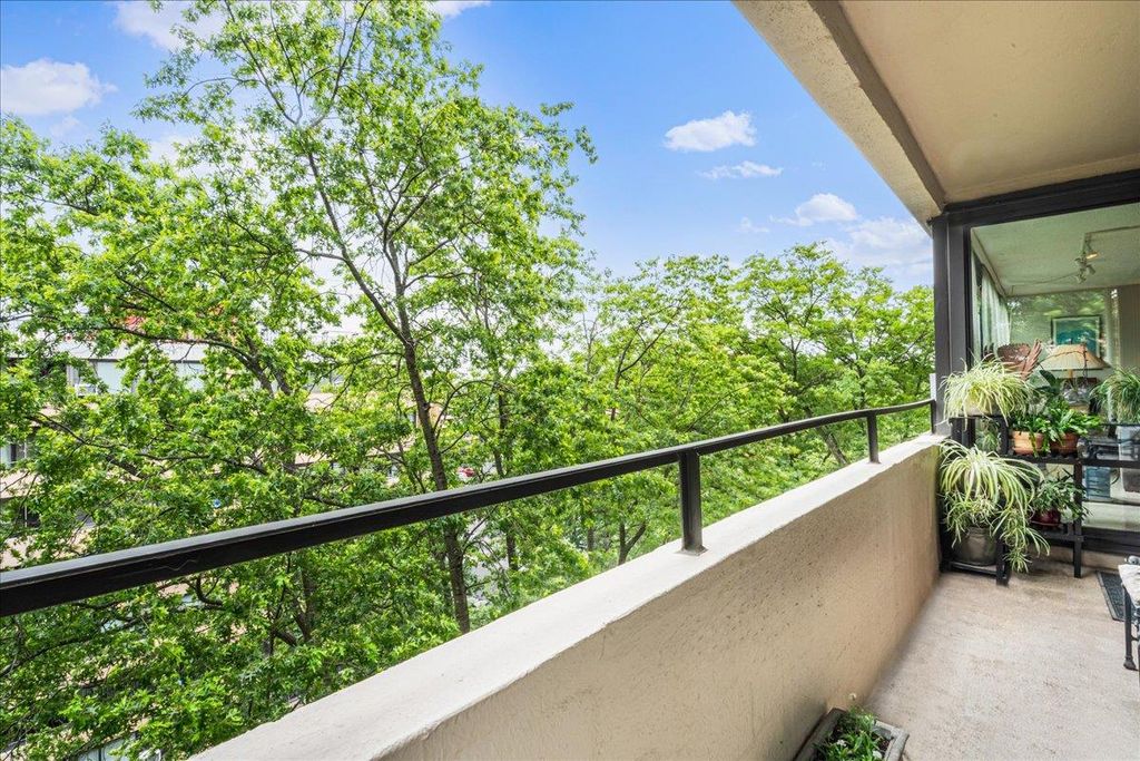 7-24 166 Street 8C, Beechhurst, NY 11357