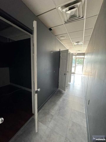 20 Elm Street, Oakland, NJ 07436