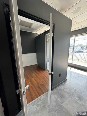 20 Elm Street, Oakland, NJ 07436