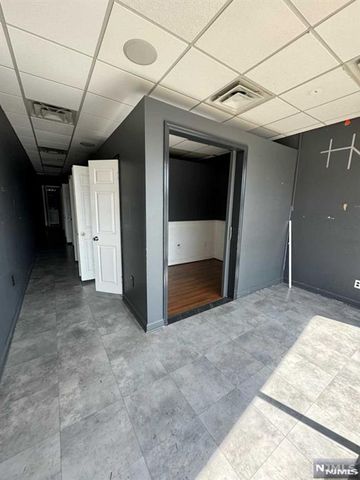 20 Elm Street, Oakland, NJ 07436