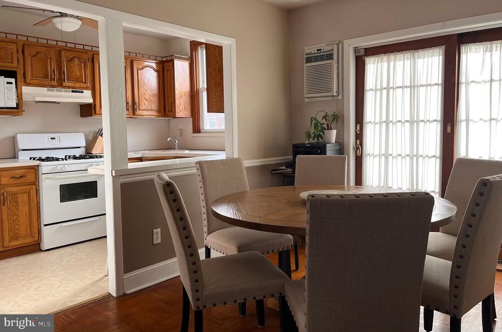 Image 5 of property listing at 3312 OAKMONT ST, Philadelphia, PA 19136