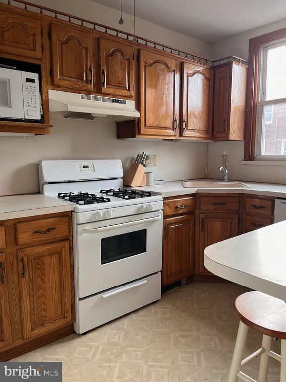 Image 7 of property listing at 3312 OAKMONT ST, Philadelphia, PA 19136