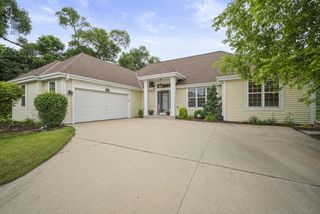 1417 Clearwater DRIVE, Oconomowoc, WI 53066